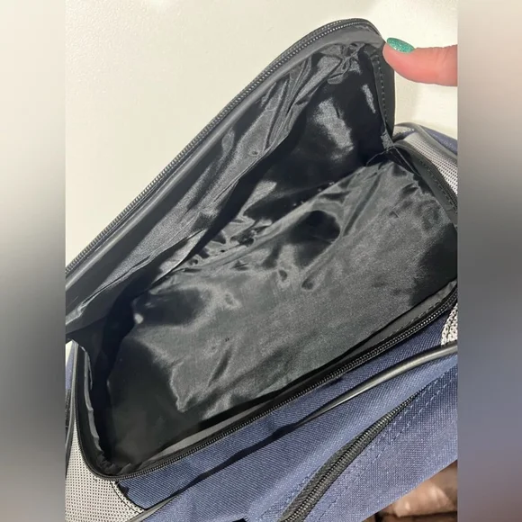 American Tourister Carry On Duffle Bag Duffel Workout Exercise Travel Tote JIT47 - Picture 4 of 5